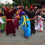 Folklor świata pod Giewontem - korowód przez miasto