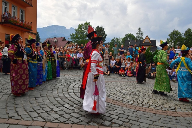 Folklor świata pod Giewontem - korowód przez miasto