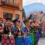 Folklor świata pod Giewontem - korowód przez miasto