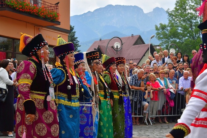 Folklor świata pod Giewontem - korowód przez miasto