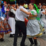 Folklor świata pod Giewontem - korowód przez miasto