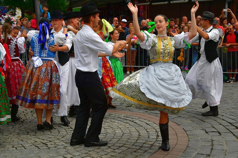 Folklor świata pod Giewontem - korowód przez miasto