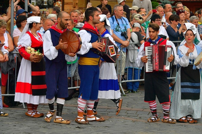 Folklor świata pod Giewontem - korowód przez miasto