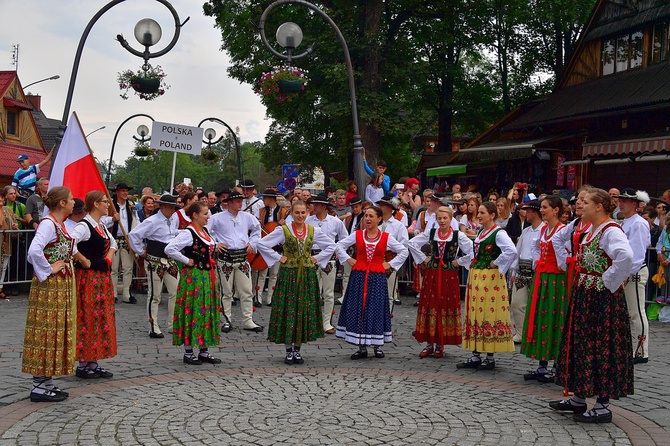 Folklor świata pod Giewontem - korowód przez miasto