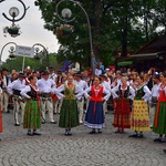 Folklor świata pod Giewontem - korowód przez miasto