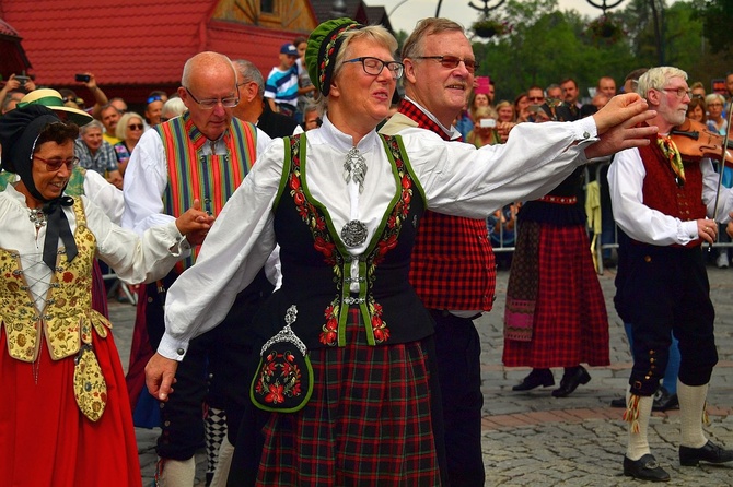 Folklor świata pod Giewontem - korowód przez miasto