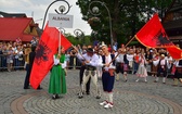 Folklor świata pod Giewontem - korowód przez miasto