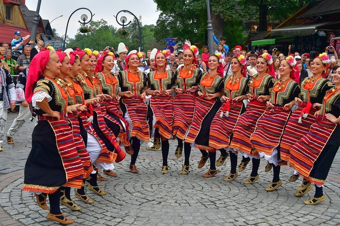 Folklor świata pod Giewontem - korowód przez miasto