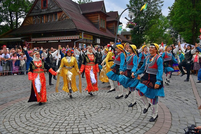 Folklor świata pod Giewontem - korowód przez miasto