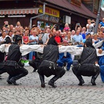 Folklor świata pod Giewontem - korowód przez miasto