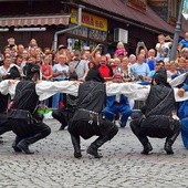 Folklor świata pod Giewontem - korowód przez miasto