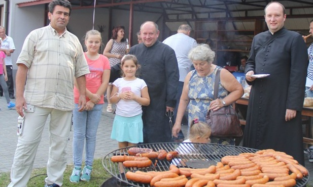 Ks. Konrad Wójcik (z prawej) i ks. Mirosław Kszczot podczas rodzinnego festynu