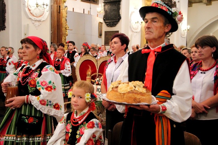 Starostowie dożynkowi Danuta i Marian Stępniewscy z Niedźwiady