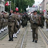 Kompania honorowa i orkiestra wojskowa przemaszerowały ulicami Gorzowa z katedry na Plac Grunwaldzki.