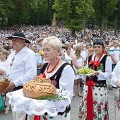 ▲	W święcie brali udział również mieszkańcy Mszany Dolnej. Dary w procesji nieśli ubrani w stroje regionalne.