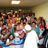 ▲	Papież witał się serdecznie ze wszystkimi.