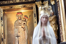 Szata Matki Bożej została skradziona 4 lata temu, ale pielgrzymi i dobrodzieje ufundowali Maryi nową suknię.