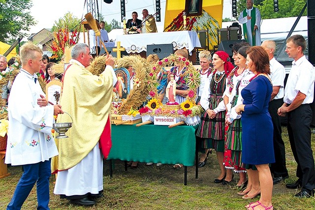 ▲	Dożynkowe wieńce poświęcił  ks. Marek Kozera.