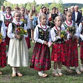 W modlitwie uczestniczyły dzieci  w góralskich strojach.