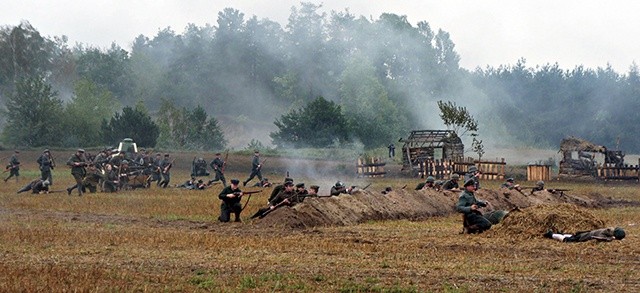 ▲	Na polach pod Sarnową Górą po raz kolejny usłyszano odgłosy bitwy.