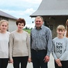 ▲	Państwo Gogolewscy mają piątkę dzieci. Na zdjęciu: Marek i Małgorzata z córkami: Izabelą, Kingą i Joanną.