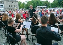 ▲	Orkiestra podczas występu w Stalowej Woli. 
