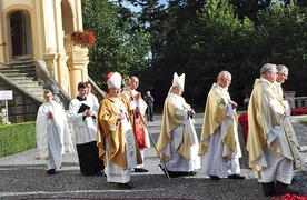 Procesja w czasie odpustu przed sanktuarium w Kamieniu Śl.