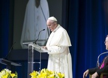 Papież zrezygnował z katechezy, aby modlić się za ofiary trzęsienia