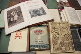Powieść "Quo vadis" doczekała się wielu wydań w różnych językach. Wiele z nich znalazło się w zbiorach Biblioteki Narodowej