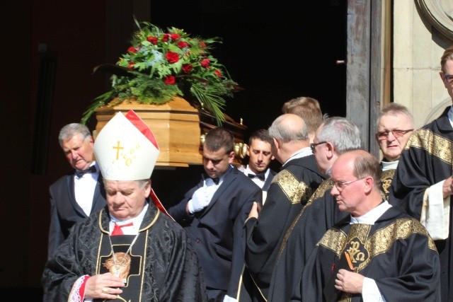 Pogrzebowej liturgii przewodniczył bp senior Tadeusz Rakoczy