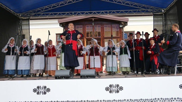 Na dożynkach w Powsinie będzie można posłuchać i popatrzeć na zespoły w ludowych strojach