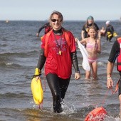 Moment wyjścia uczestników marszu na brzeg