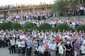 Tysiące pielgrzymów przybywa w czasie odpustu ku czci Matki Bożej Pocieszenia na pasierbieckie wzgórze