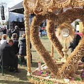 Wdzięczność za chleb i za duchowe dary, które otrzymaliśmy, zostało pięknie wyrażone w dożynkowych wieńcach.