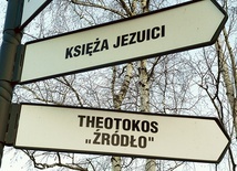 Centrum znajduje się przy sanktuarium Matki Bożej Kochawińskiej  w Gliwicach.