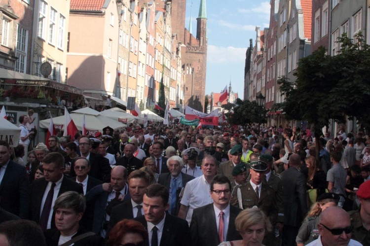 Przemarsz i uroczystości na cmentarzu