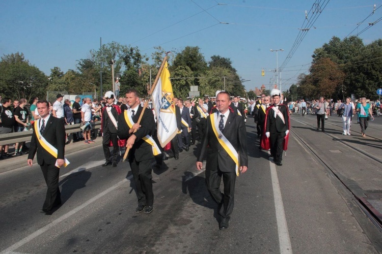 Przemarsz i uroczystości na cmentarzu