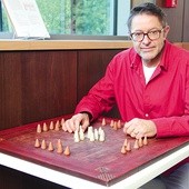 Krzysztof Godon nad planszą do hnefatafl, czyli wikińskich szachów