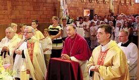 ▲	Bp Andrzej Jeż modlił się z parafianami z Jam świętującymi jubileusz swojej świątyni.