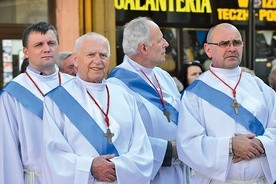 ▲	Podczas procesji fatimskiej w Wałbrzychu. 