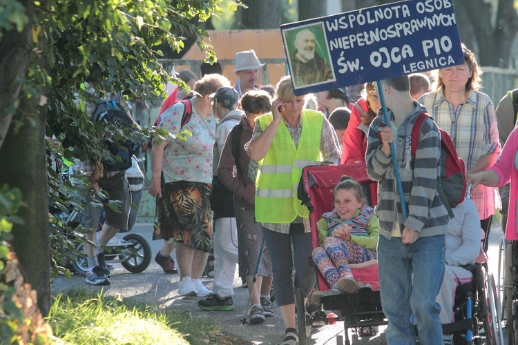 Niepełnosprawni wędrują do Matki