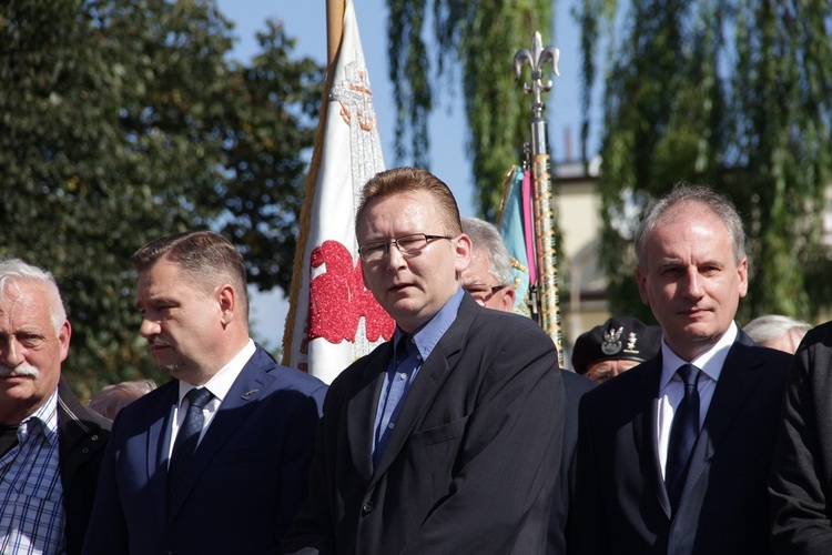 Premier Beata Szydło złożyła kwiaty pod pomnikiem Anny Walentynowicz