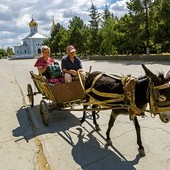 Ulica Lenina w Besalmie. Na pierwszym planie bardzo popularny środek lokomocji, czyli dwukółka z zaprzężonym do niej osiołkiem.