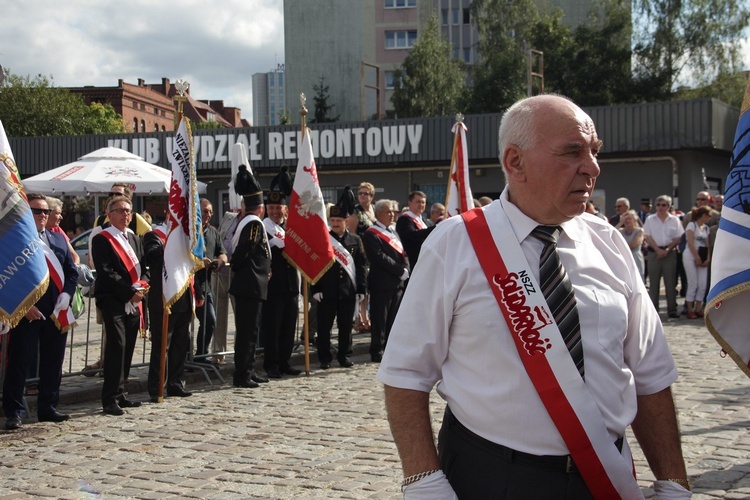 A. Duda i B. Szydło składają kwiaty pod bramą nr 2