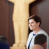 CBOS: Za i przeciw rządowi Beaty Szydło