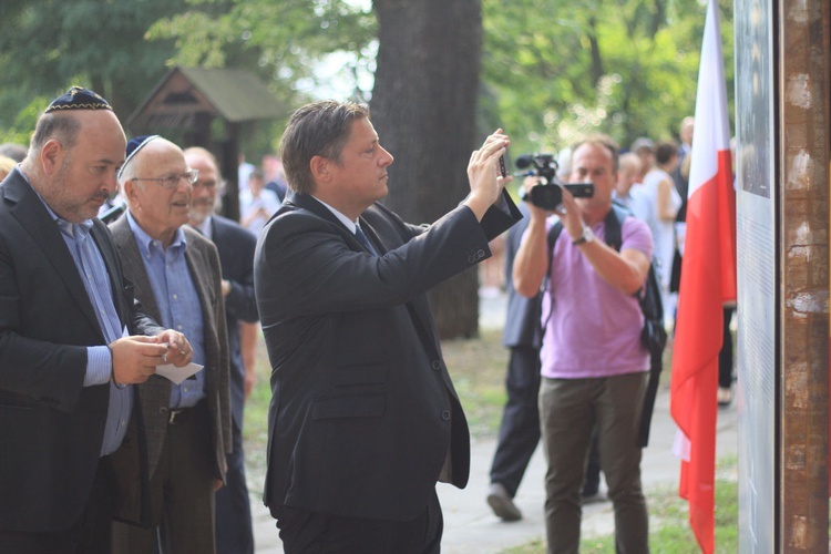 Pomnik selekcji Żydów na kozielskiej rampie