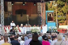  Przybywający  do diecezji obraz Maryi ustawiono na specjalnie przygotowanym tronie. 