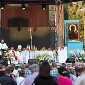  Przybywający  do diecezji obraz Maryi ustawiono na specjalnie przygotowanym tronie. 