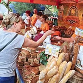 	Żytni, pszenny, z ziarnami – na stoiskach królował chleb.