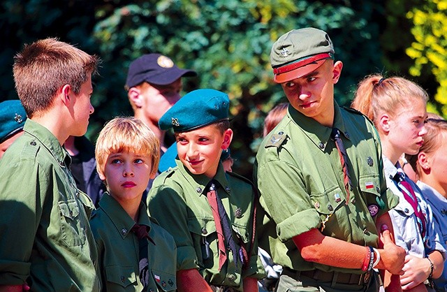 	Na uroczystościach obecni byli m.in. harcerze. 